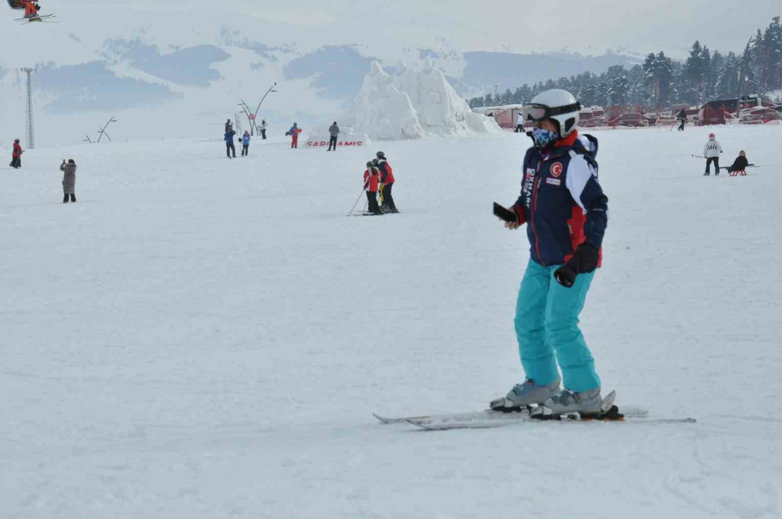 Kars’ta kayağını kapan Sarıkamış’a koştu
