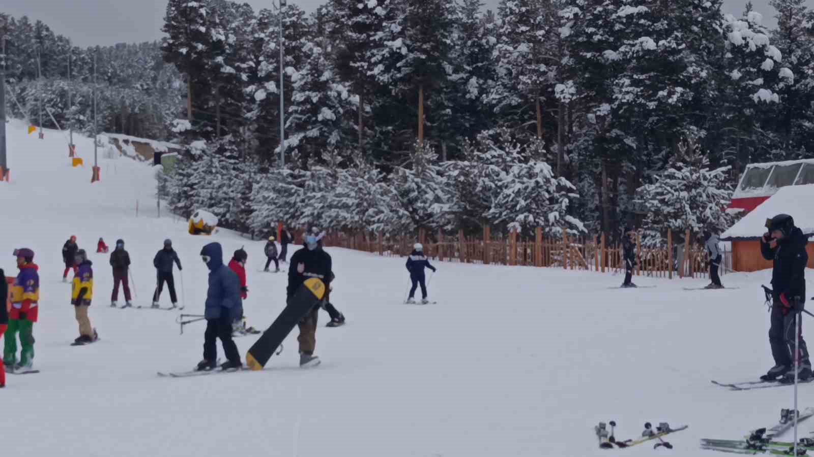 Kars’ta kayak heyecanı sürüyor
Kars’ta kayak heyecanı sürüyor