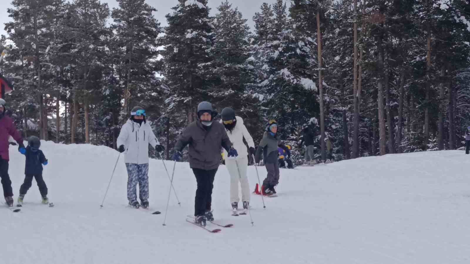 Kars’ta kayak heyecanı sürüyor
Kars’ta kayak heyecanı sürüyor