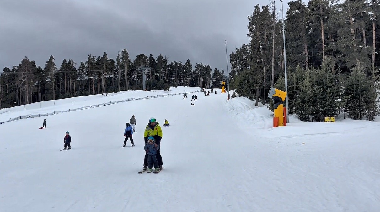 Kars’ta kayak merkezinde bayram yoğunluğu

