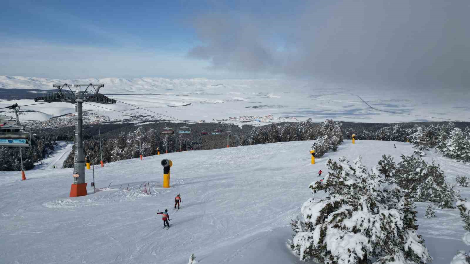 Kars’ta kayak sezonu Nisan’a uzadı
