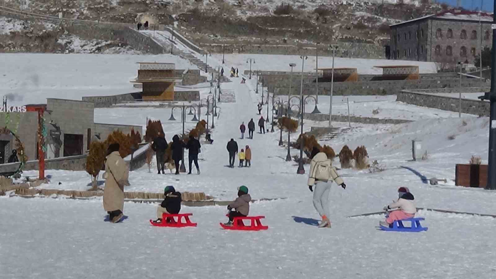 Kars’ta kızağını kapan kale yokuşuna koştu
