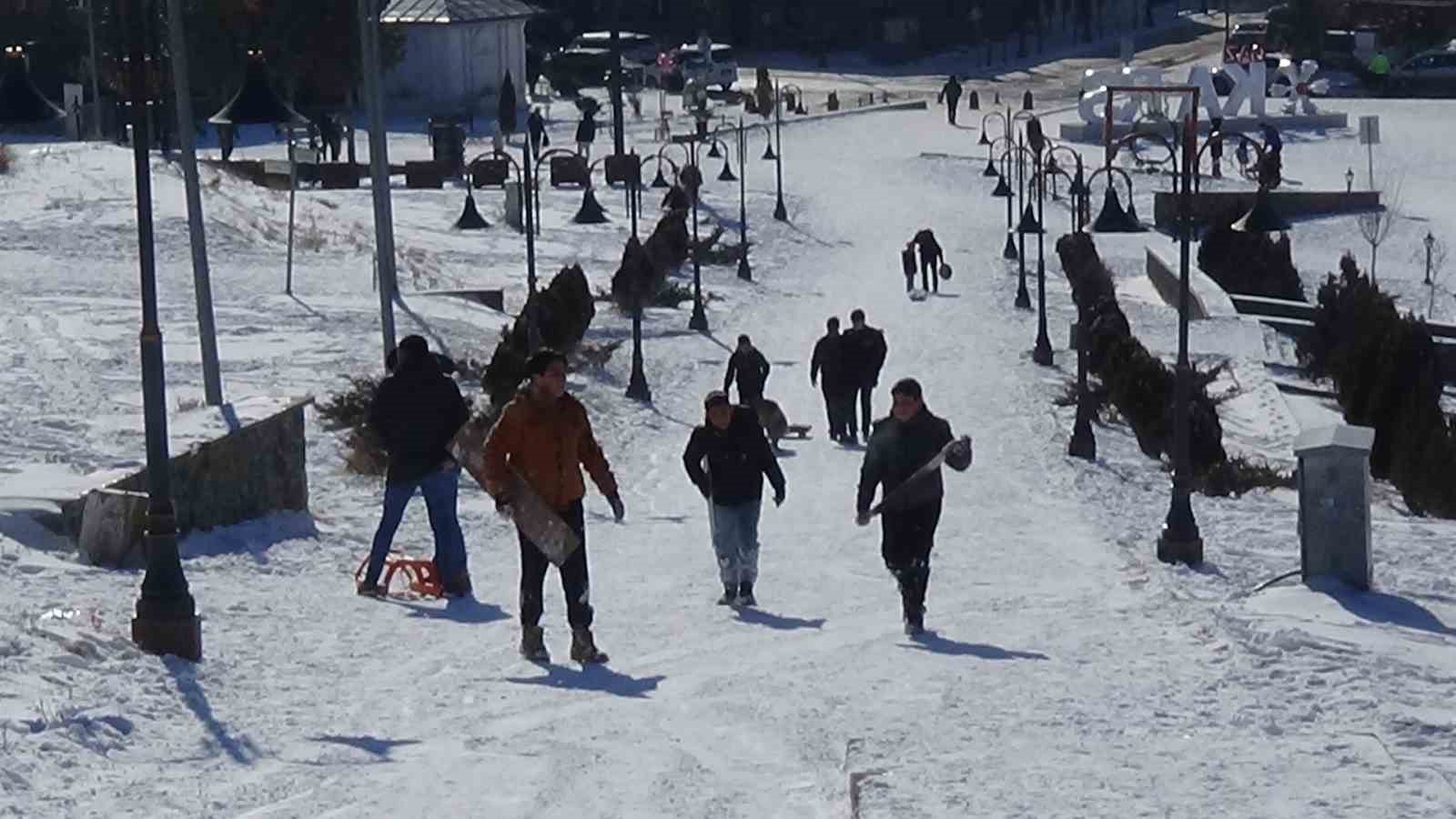 Kars’ta kızağını kapan kale yokuşuna koştu
