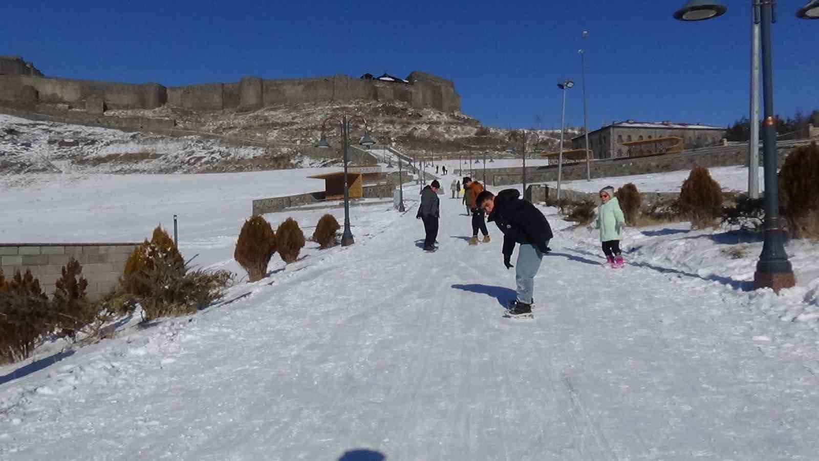 Kars’ta kızağını kapan kale yokuşuna koştu
