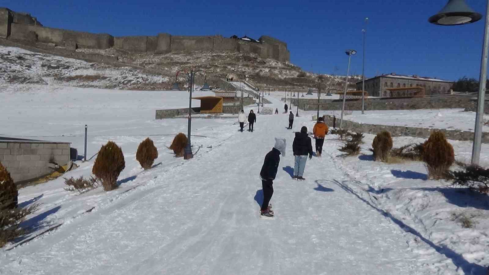 Kars’ta kızağını kapan kale yokuşuna koştu

