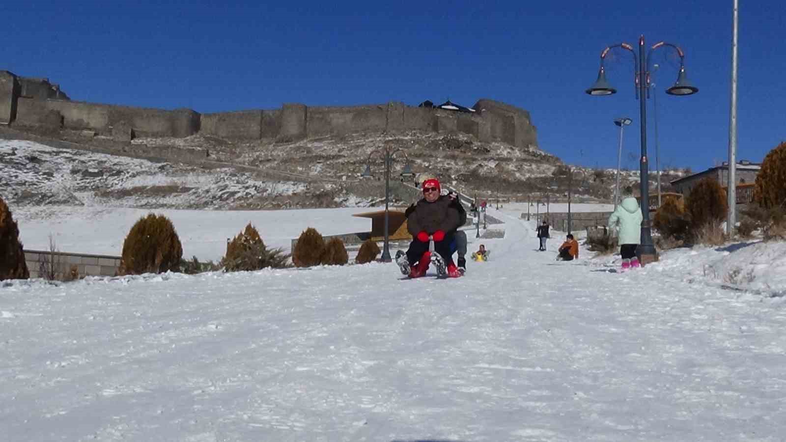 Kars’ta kızağını kapan kale yokuşuna koştu
