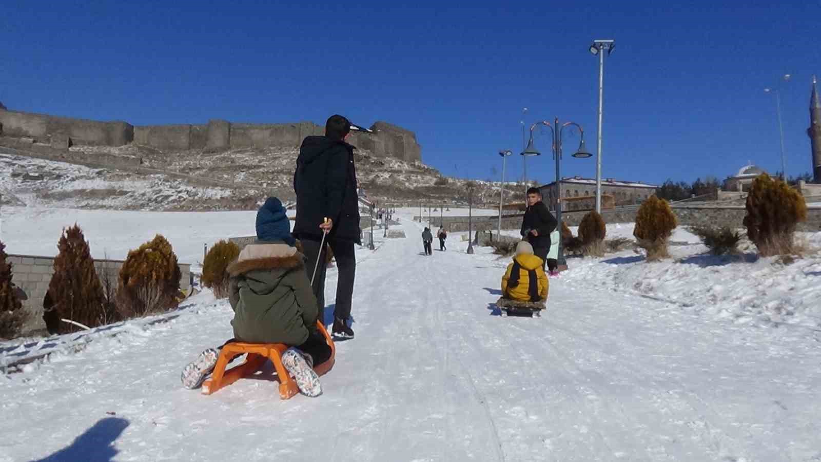 Kars’ta kızağını kapan kale yokuşuna koştu

