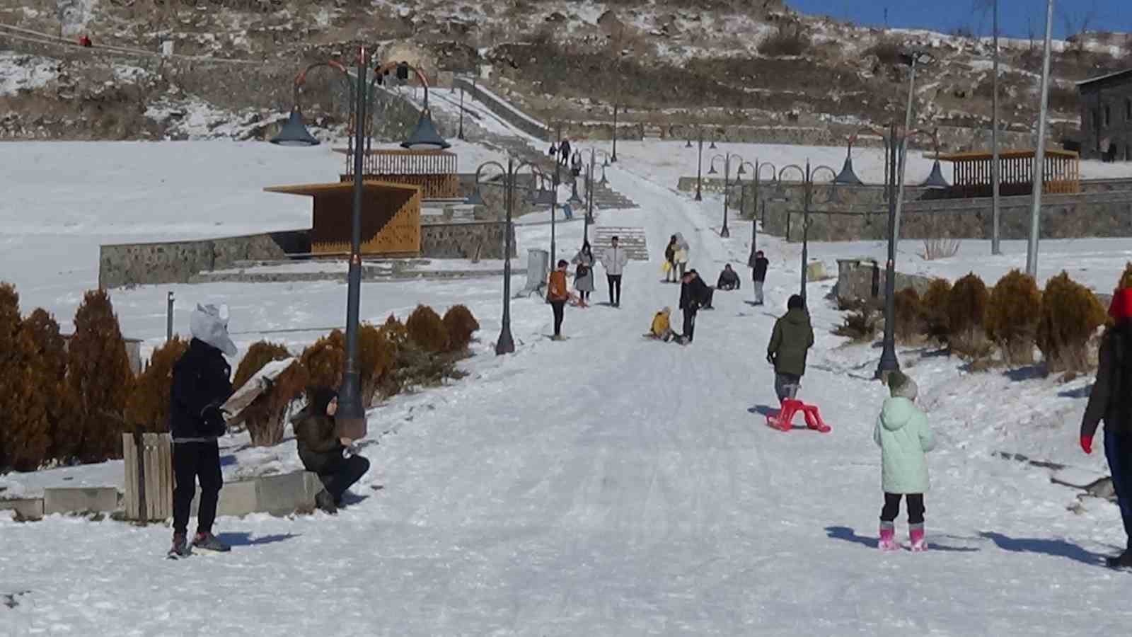 Kars’ta kızağını kapan kale yokuşuna koştu
