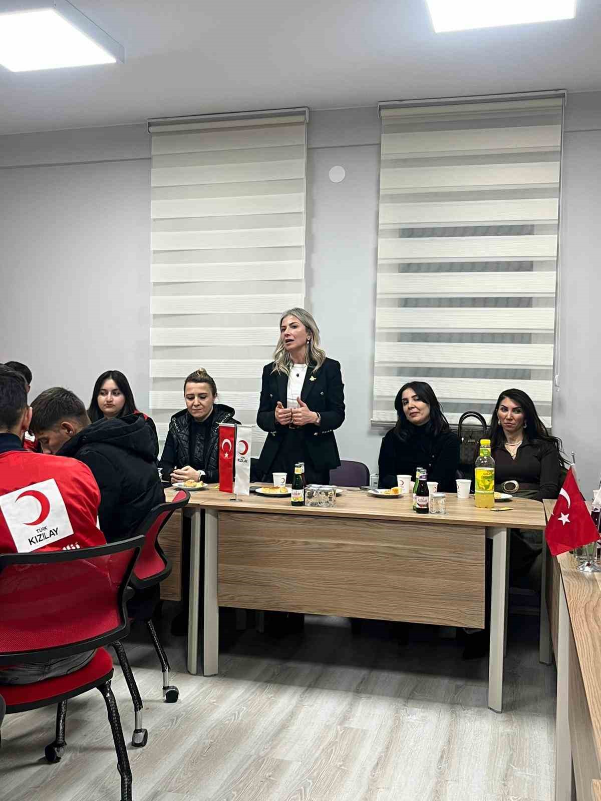 Kars’ta Kızılay’dan üniversite öğrencilerine "Anne Eli" iftarı
