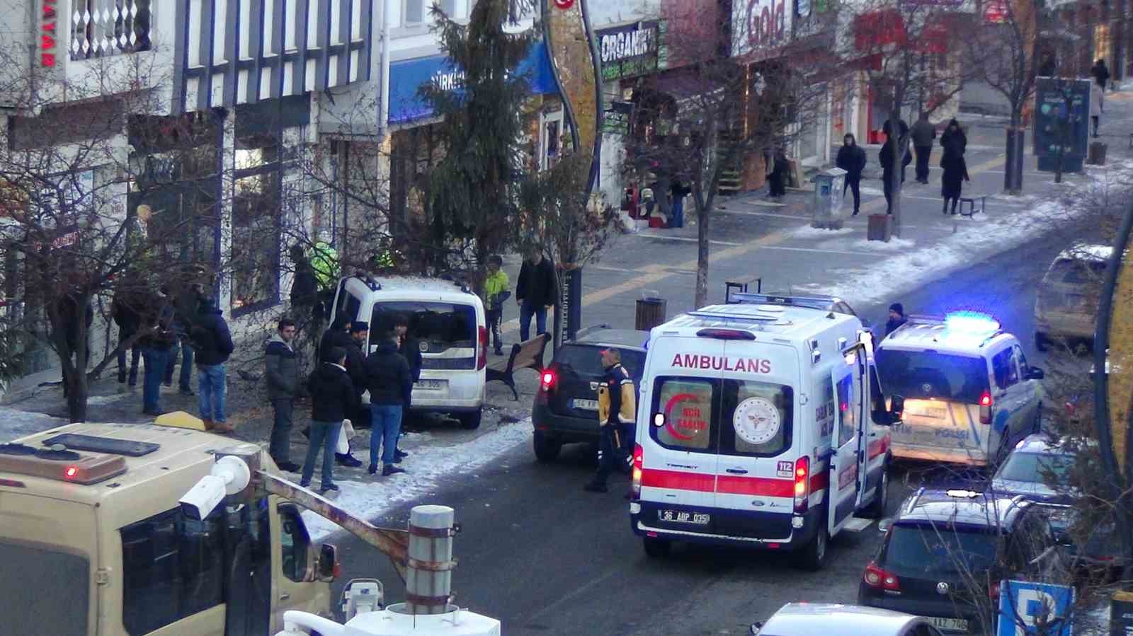 Kars’ta kontrolden çıkan araç ağaca çarparak durabildi
