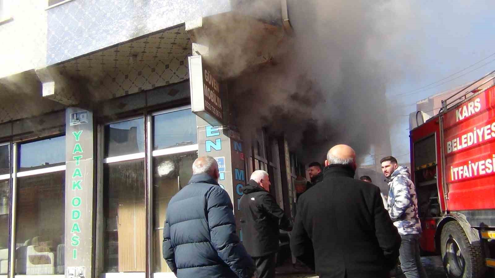 Kars’ta korkutan yangın: Mobilya deposu alevlere teslim oldu
