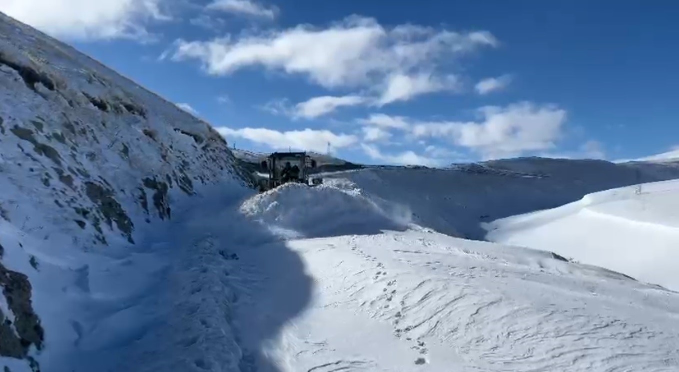Kars’ta köy yolları tek tek açılıyor
Kars’ta köy yolları tek tek açılıyor