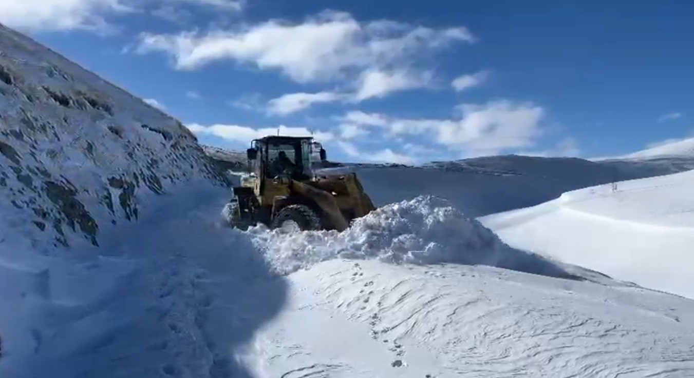 Kars’ta köy yolları tek tek açılıyor
Kars’ta köy yolları tek tek açılıyor