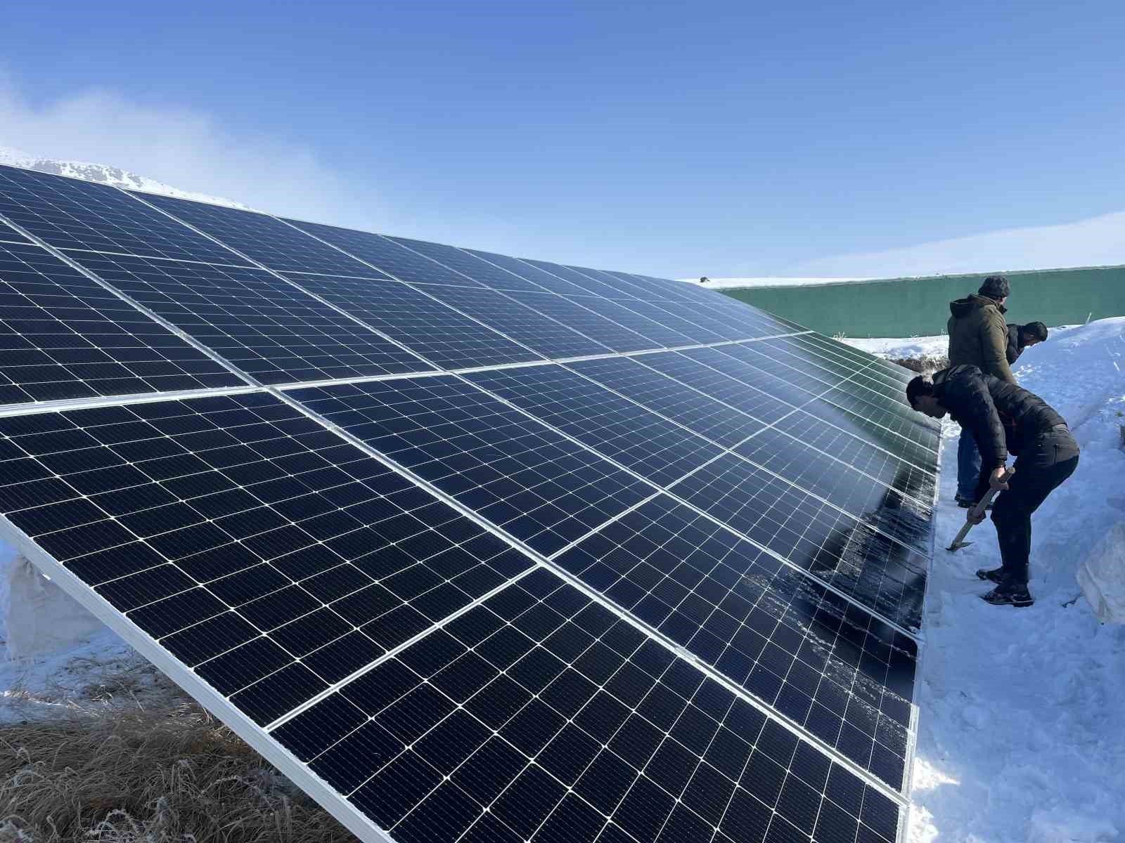 Kars’ta köylüler, içmesuyu için kurdukları GES sitemlerinin karını imece usulü temizliyor
