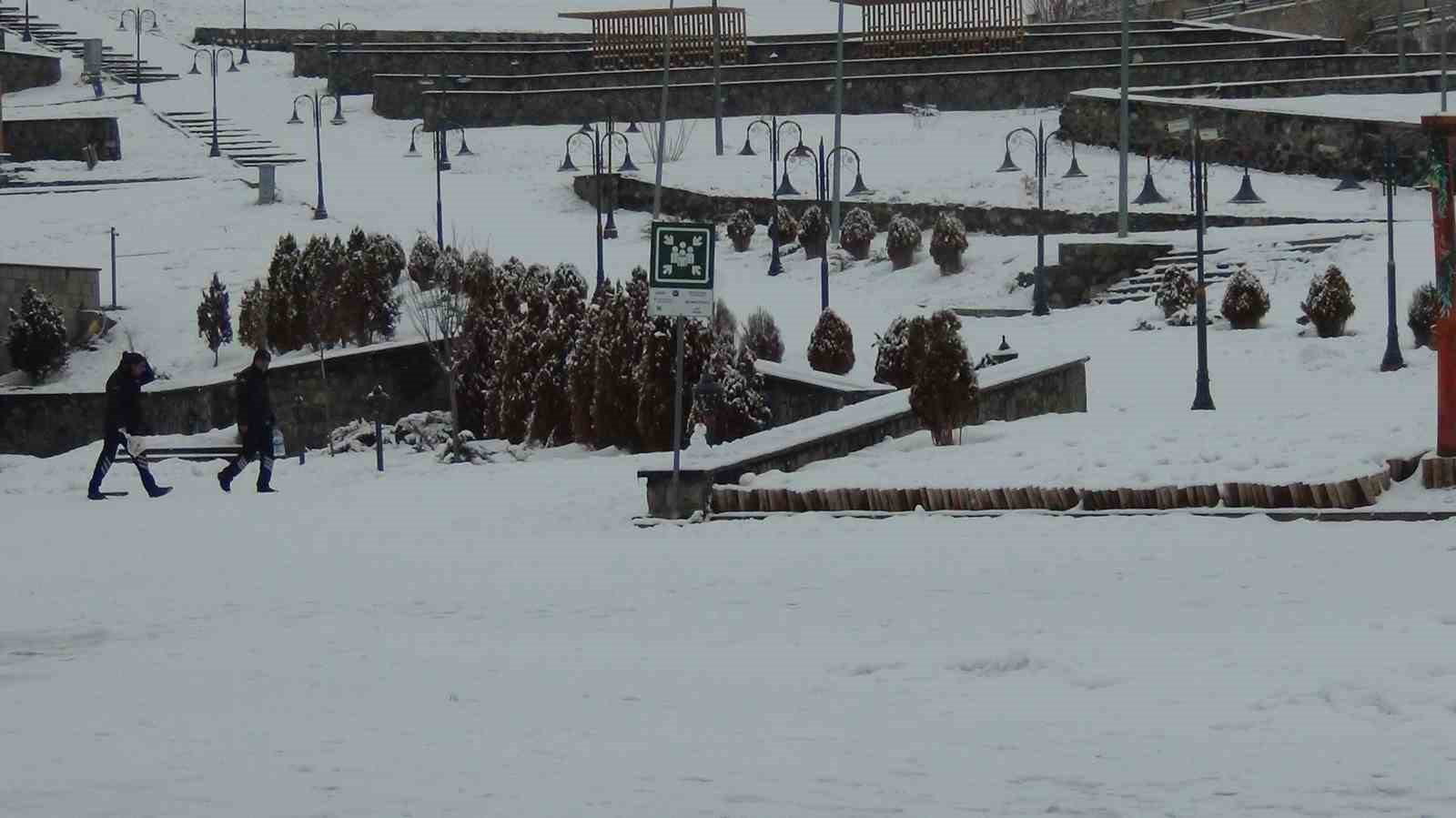 Kars’ta Mart ayında yağan kar, kenti yeniden beyaza bürüdü
