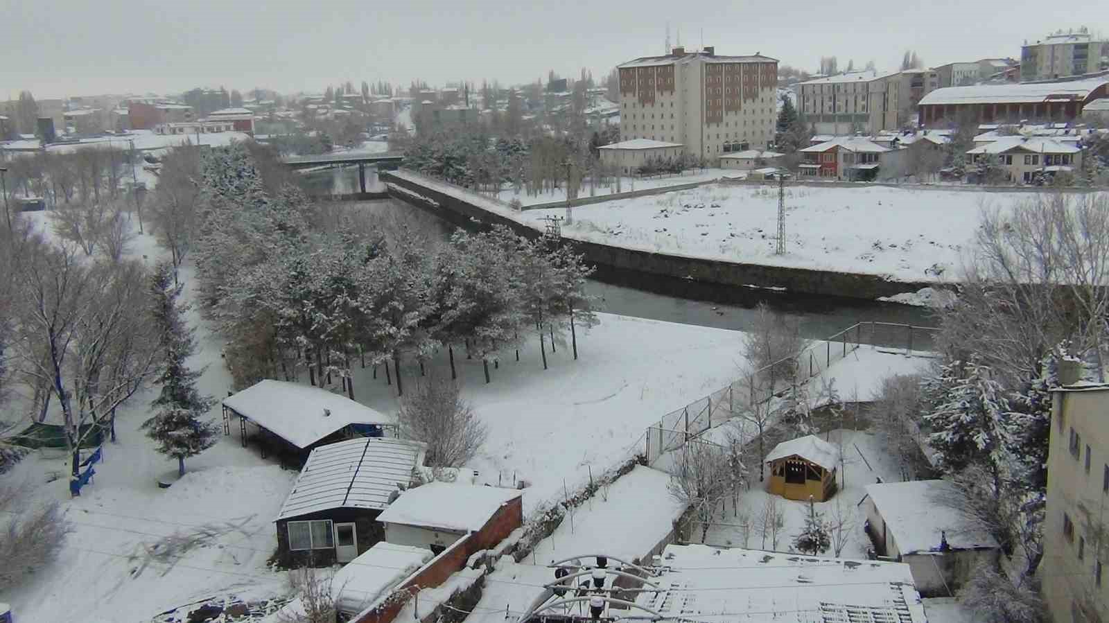 Kars’ta Mart ayında yağan kar, kenti yeniden beyaza bürüdü
