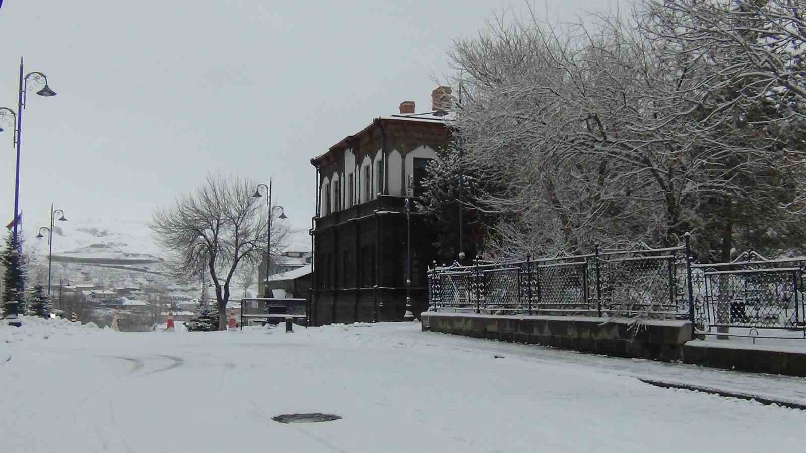 Kars’ta Mart ayında yağan kar, kenti yeniden beyaza bürüdü
