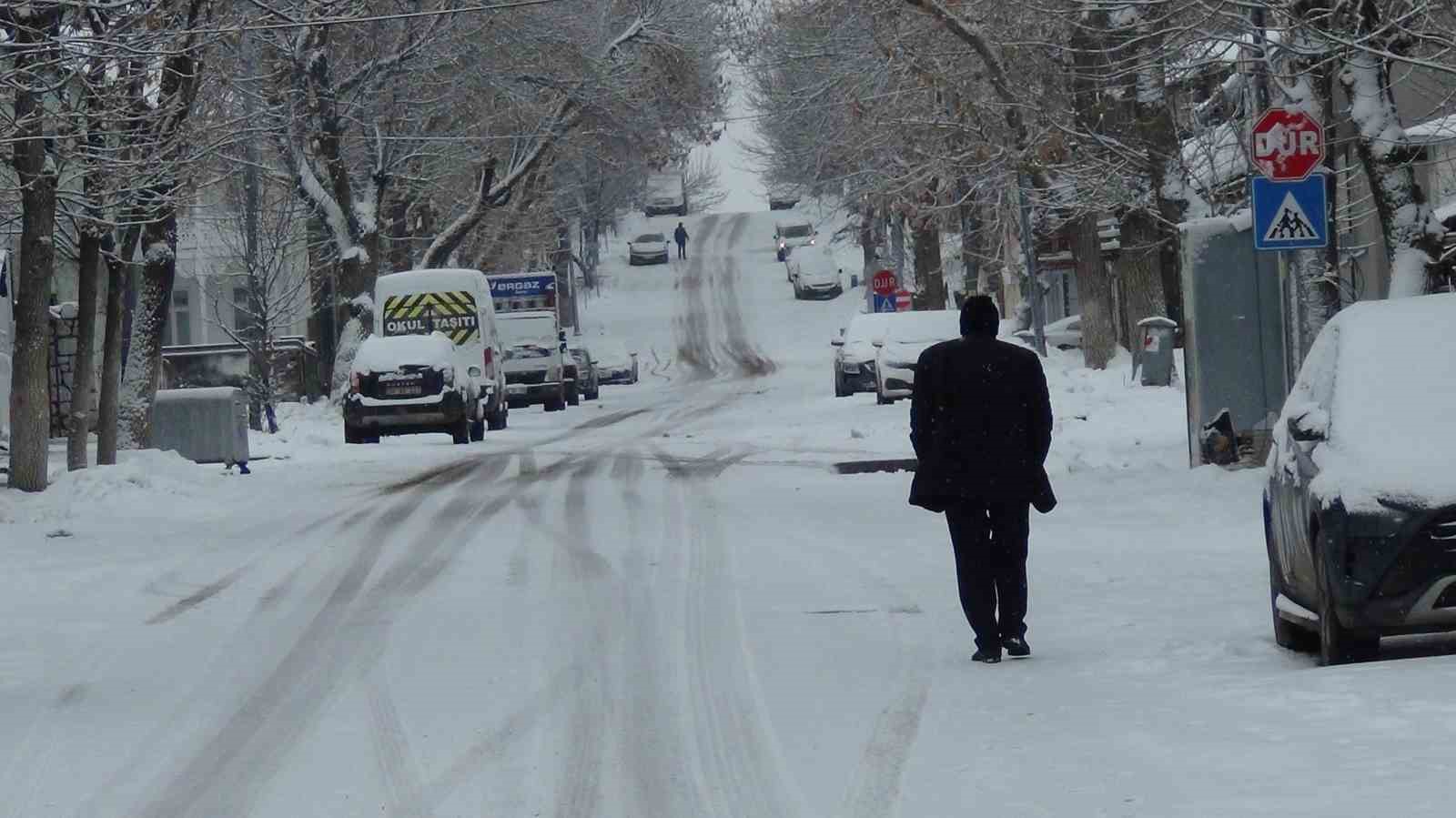 Kars’ta Mart ayında yağan kar, kenti yeniden beyaza bürüdü
