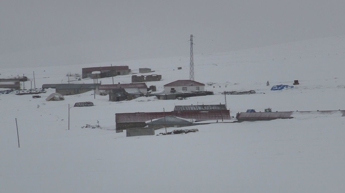 Kars’ta Mart sonunda kış geri döndü: Boğatepe Geçidi ve köyler kar altında
