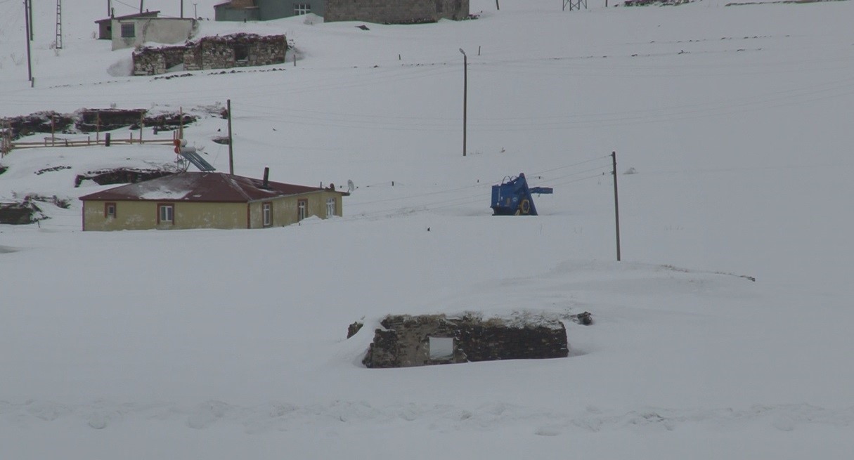 Kars’ta Mart sonunda kış geri döndü: Boğatepe Geçidi ve köyler kar altında
