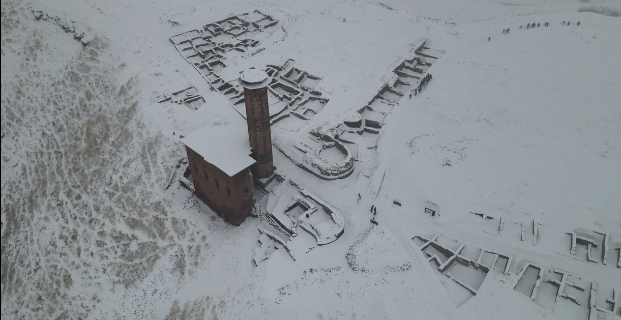 Kars’ta "Medeniyetler beşiği" Ani’ye ziyaretçi akını
Kars’ta "Medeniyetler beşiği" Ani’ye ziyaretçi akını