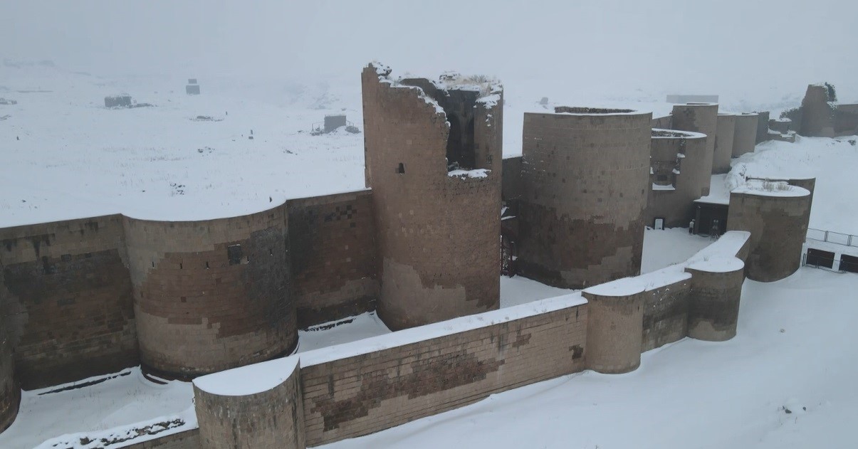 Kars’ta "Medeniyetler beşiği" Ani’ye ziyaretçi akını
Kars’ta "Medeniyetler beşiği" Ani’ye ziyaretçi akını