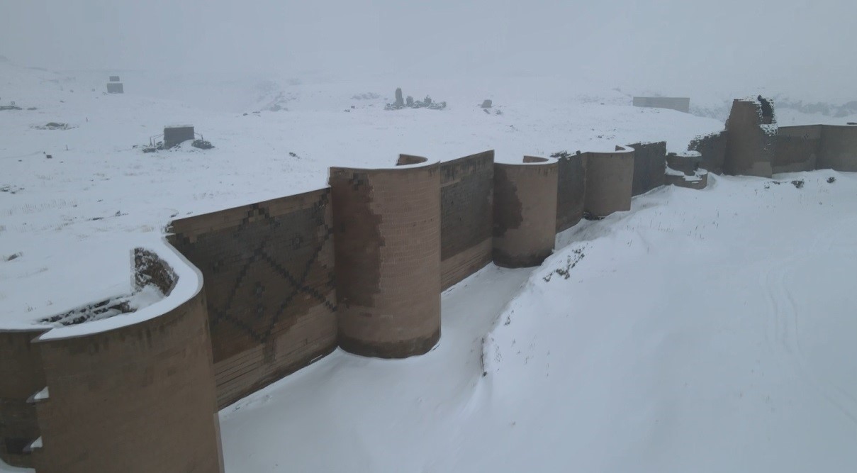 Kars’ta "Medeniyetler beşiği" Ani’ye ziyaretçi akını
Kars’ta "Medeniyetler beşiği" Ani’ye ziyaretçi akını