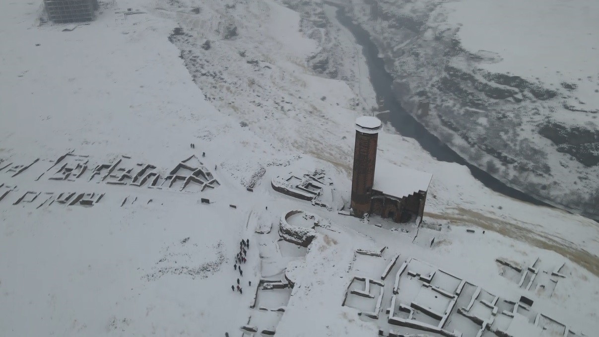 Kars’ta "Medeniyetler beşiği" Ani’ye ziyaretçi akını
Kars’ta "Medeniyetler beşiği" Ani’ye ziyaretçi akını