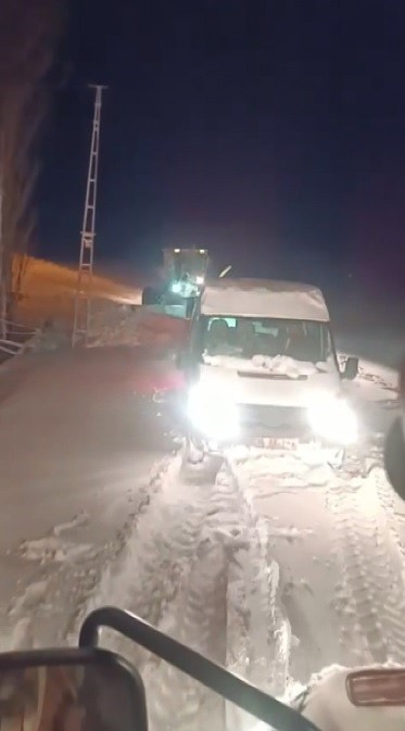 Kars’ta minibüs kara saplandı, mahsur kalan vatandaşlar kurtarıldı
