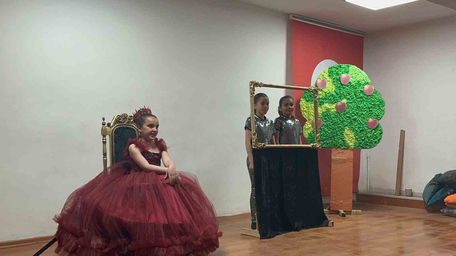 Kars’ta miniklerden büyük performans: Köy ilkokulu öğrencileri sahnede göz doldurdu
