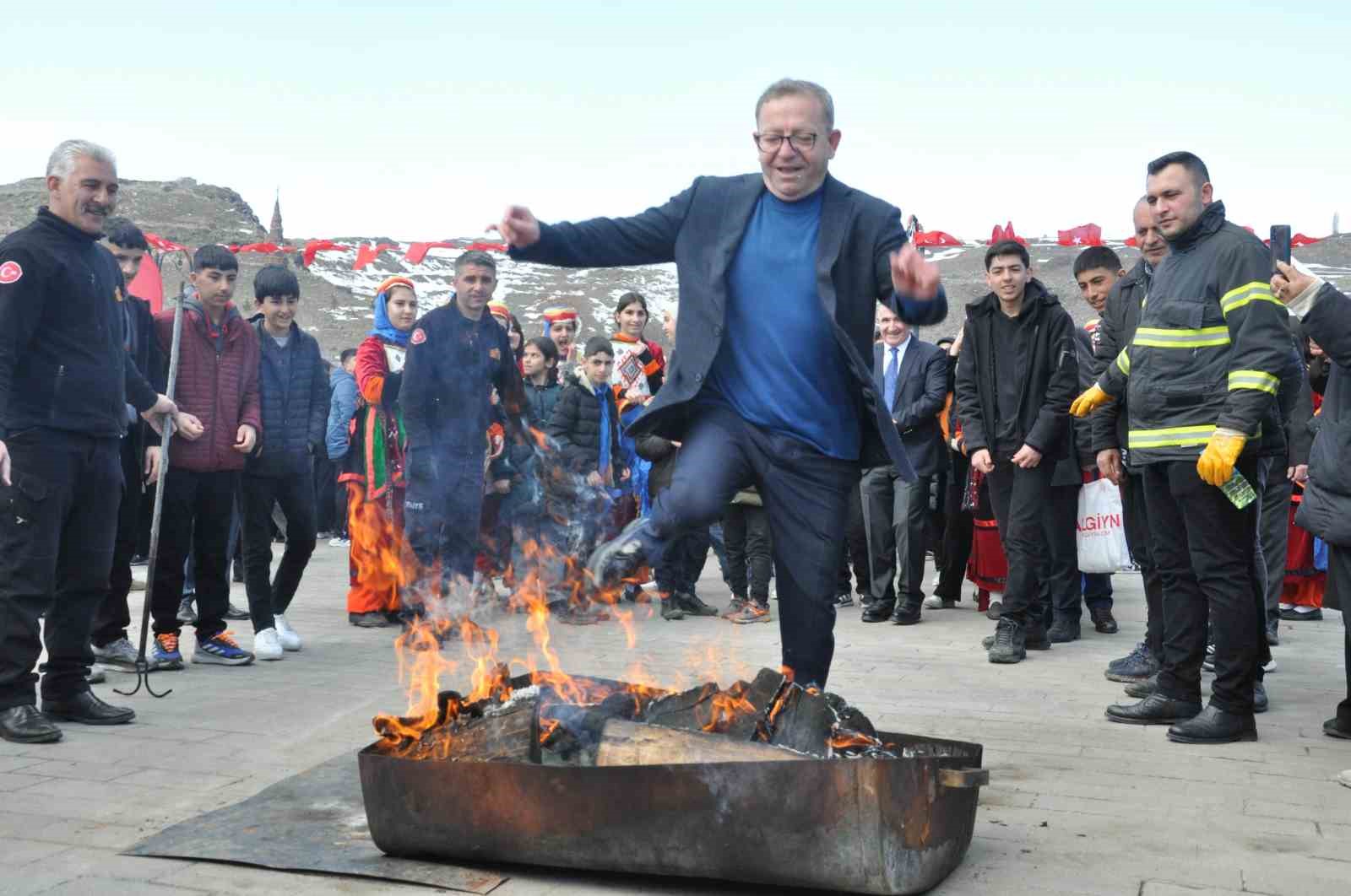 Kars’ta Nevruz coşkusu: Ateş yakıldı, halaylar çekildi

