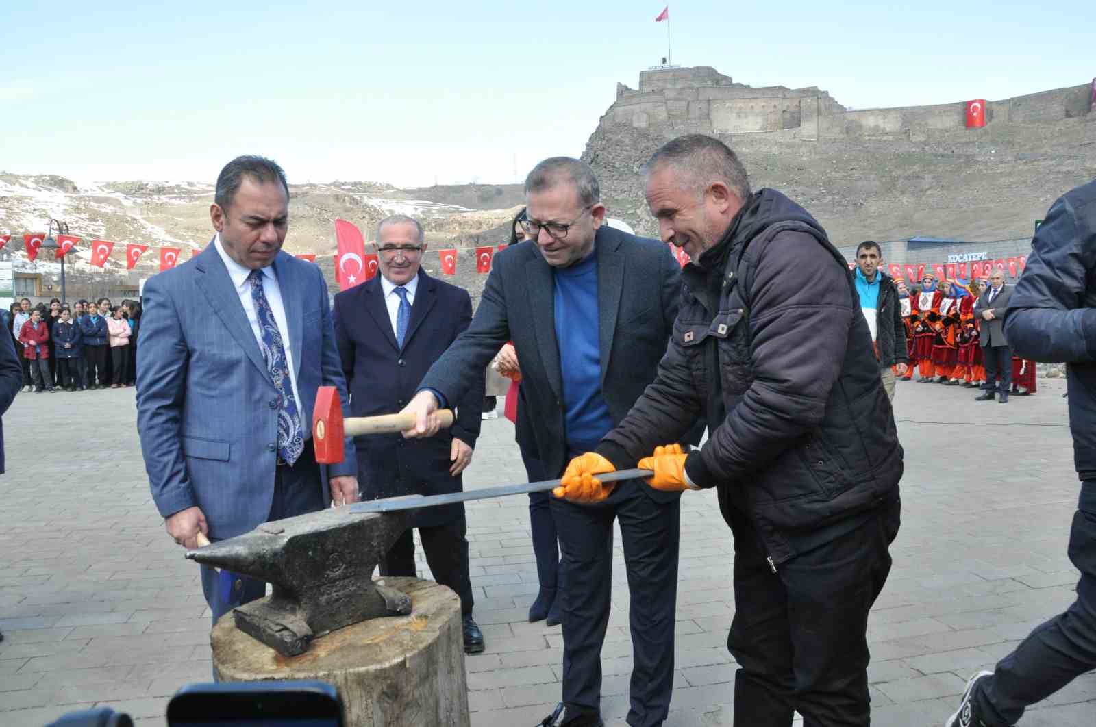 Kars’ta Nevruz coşkusu: Ateş yakıldı, halaylar çekildi
