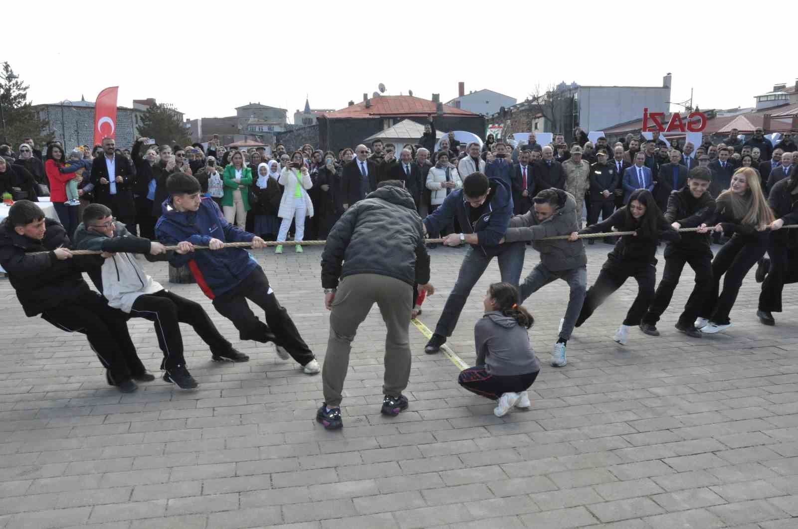 Kars’ta Nevruz coşkusu: Ateş yakıldı, halaylar çekildi
