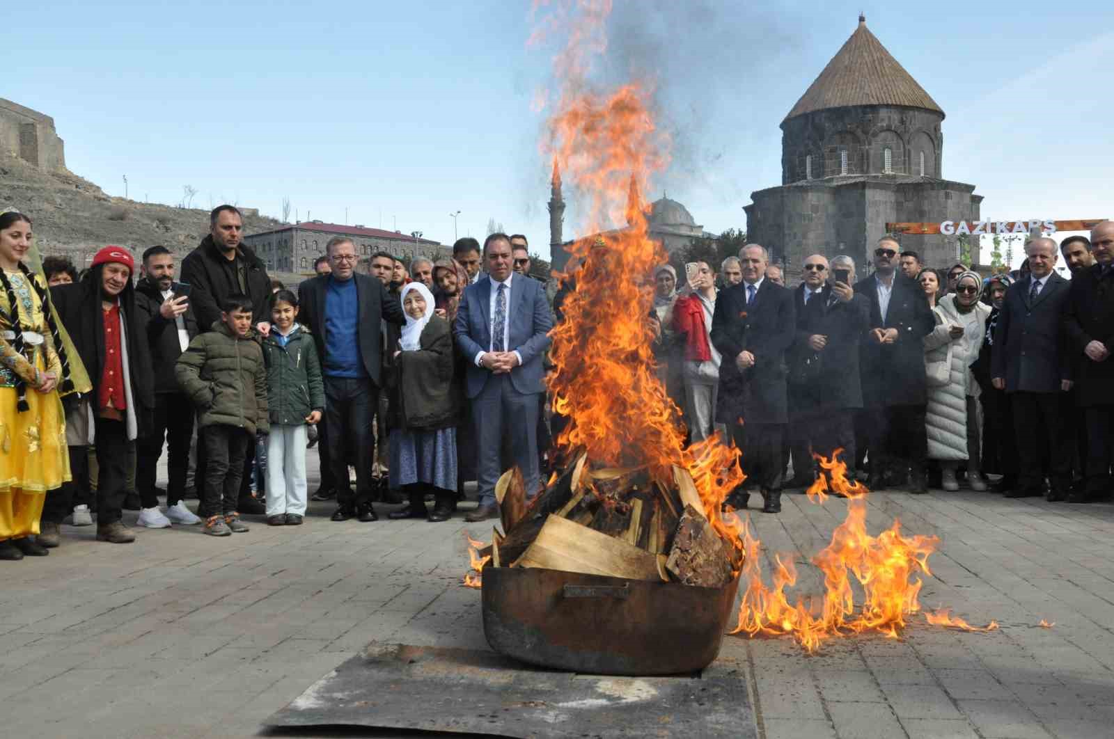 Kars’ta Nevruz coşkusu: Ateş yakıldı, halaylar çekildi

