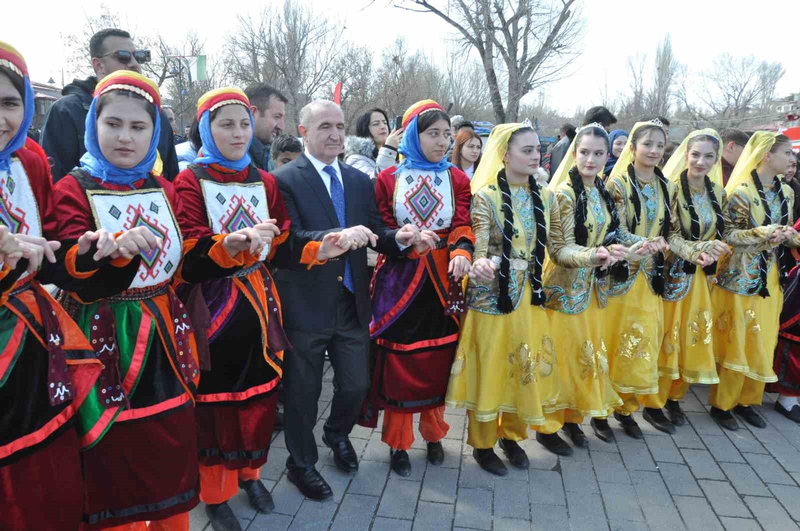 Kars’ta Nevruz coşkusu: Ateş yakıldı, halaylar çekildi
