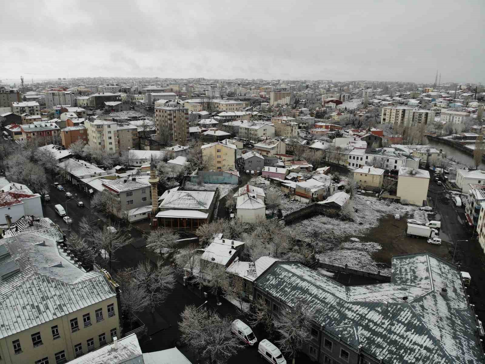 Kars’ta nisan ayında ağaçlar kırağı tuttu
