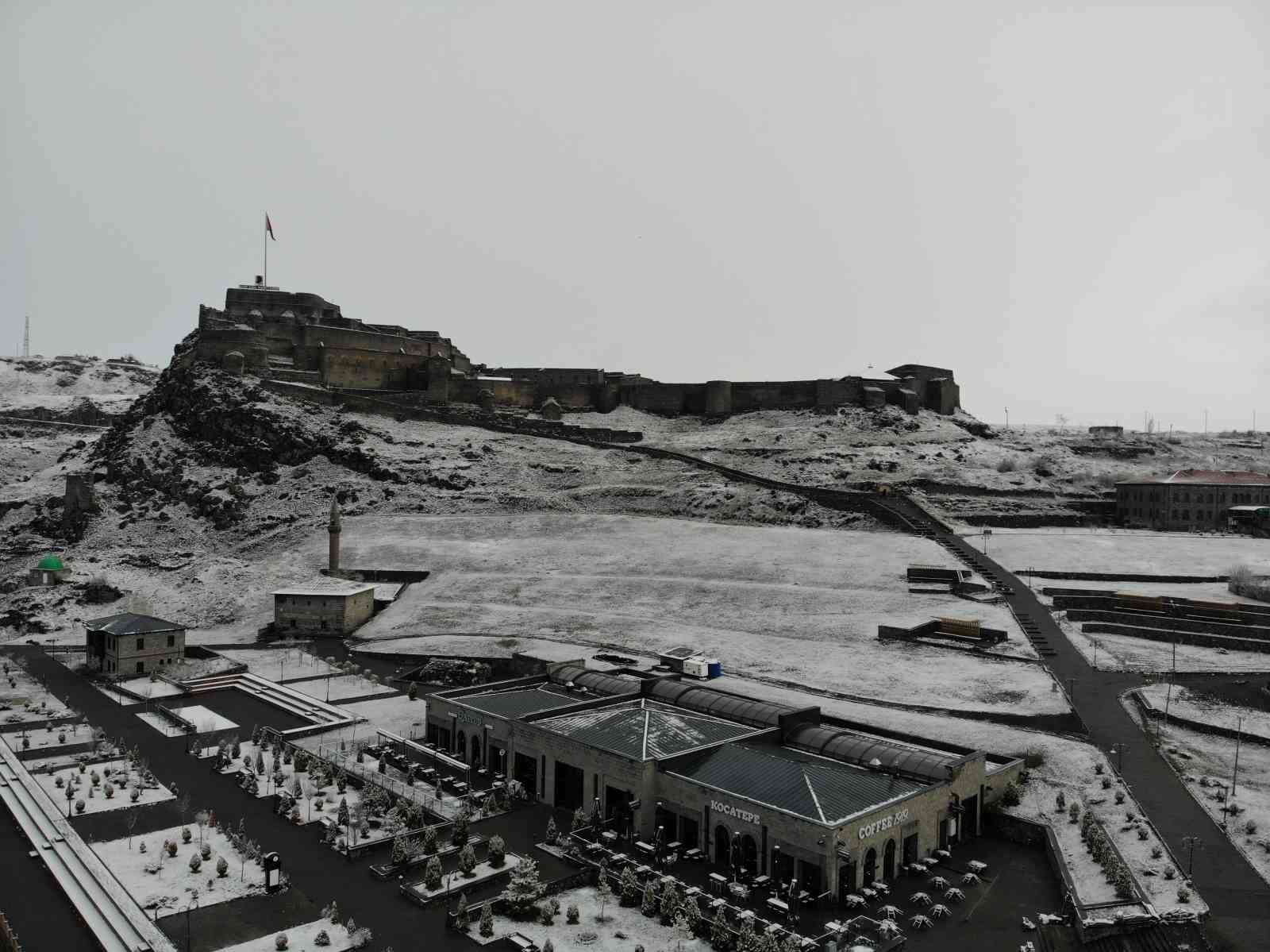 Kars’ta nisan ayında ağaçlar kırağı tuttu
