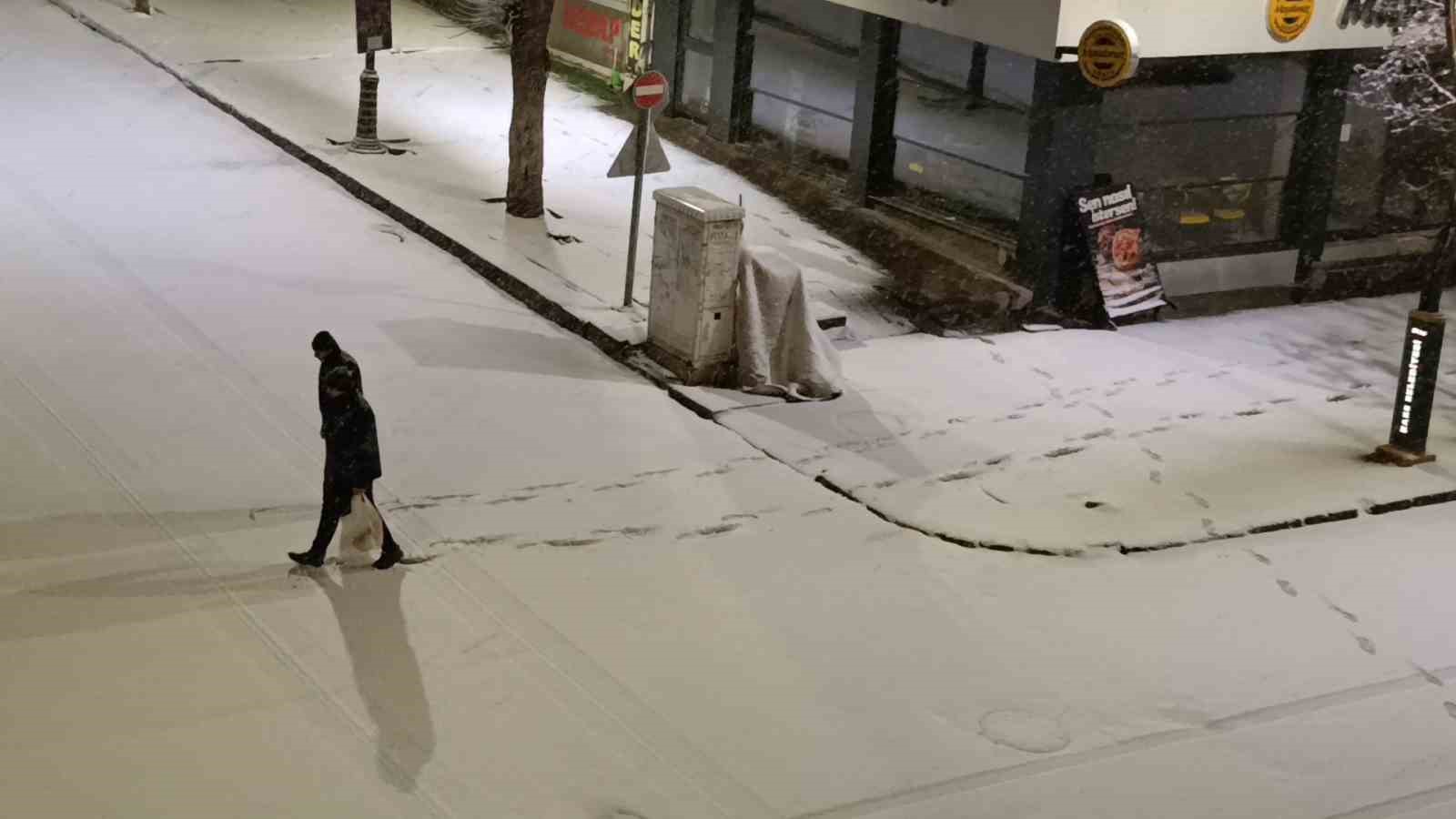 Kars’ta Nisan sürprizi: Şehir merkezi 5 dakikada beyaza büründü
