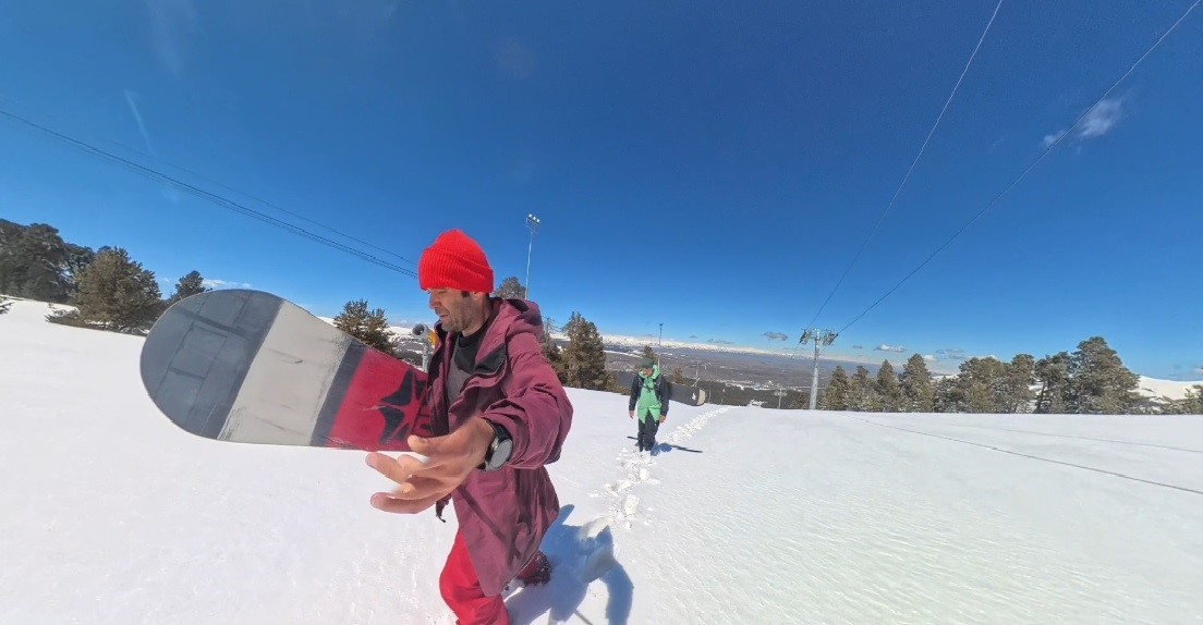 Kars’ta nisanda kar macerası: Zirveye yürüyüp bahar ortasında snowboard yaptılar
