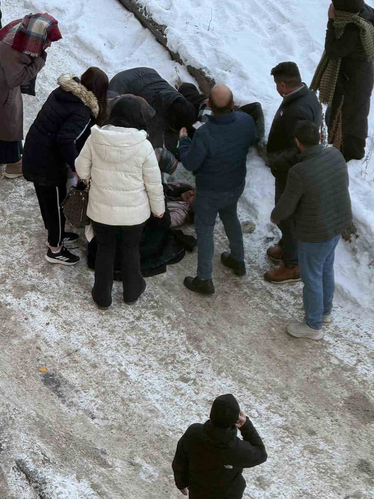 Kars’ta okula giden öğrencinin başına buz kütlesi düştü
