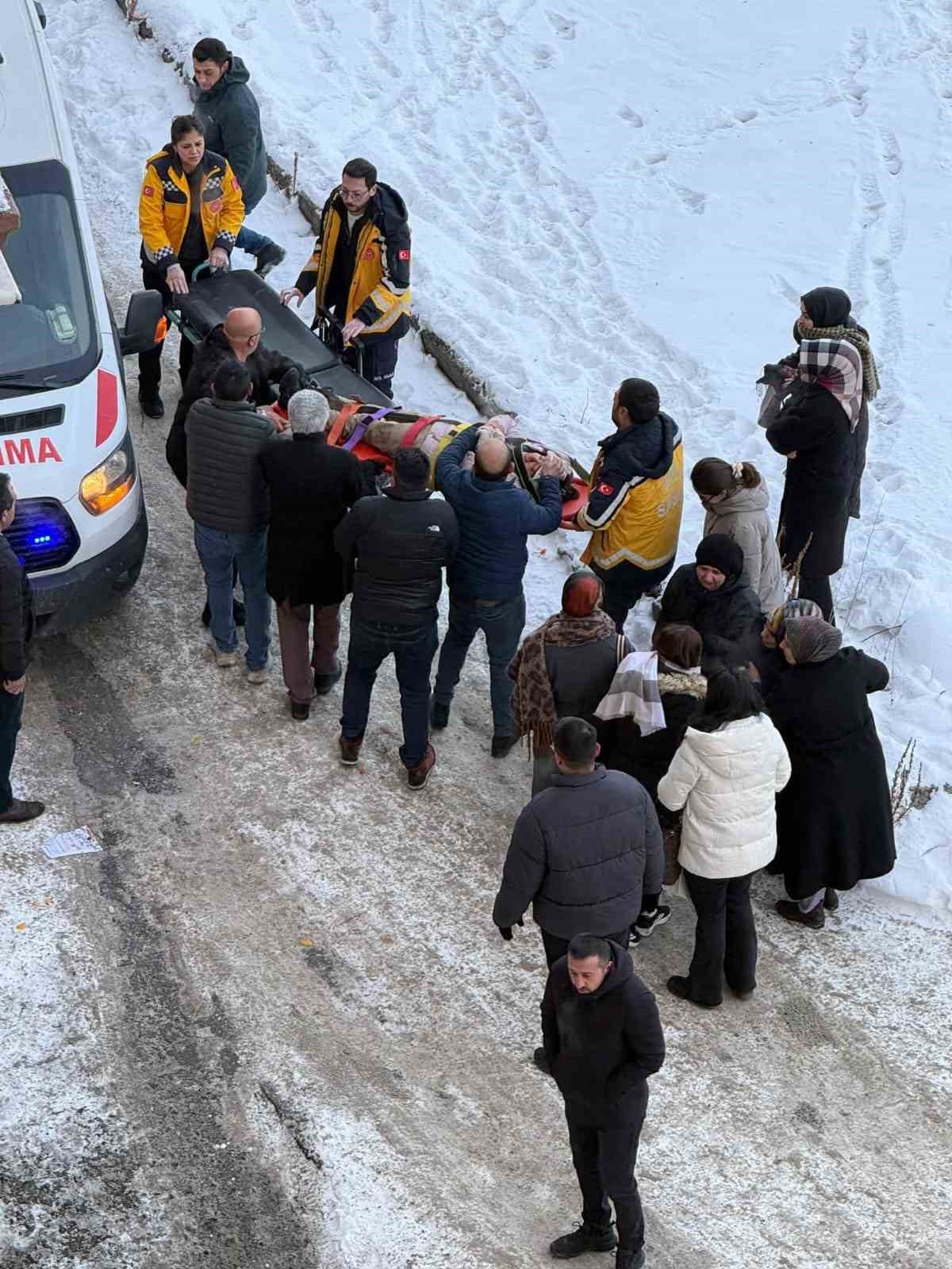 Kars’ta okula giden öğrencinin başına buz kütlesi düştü
