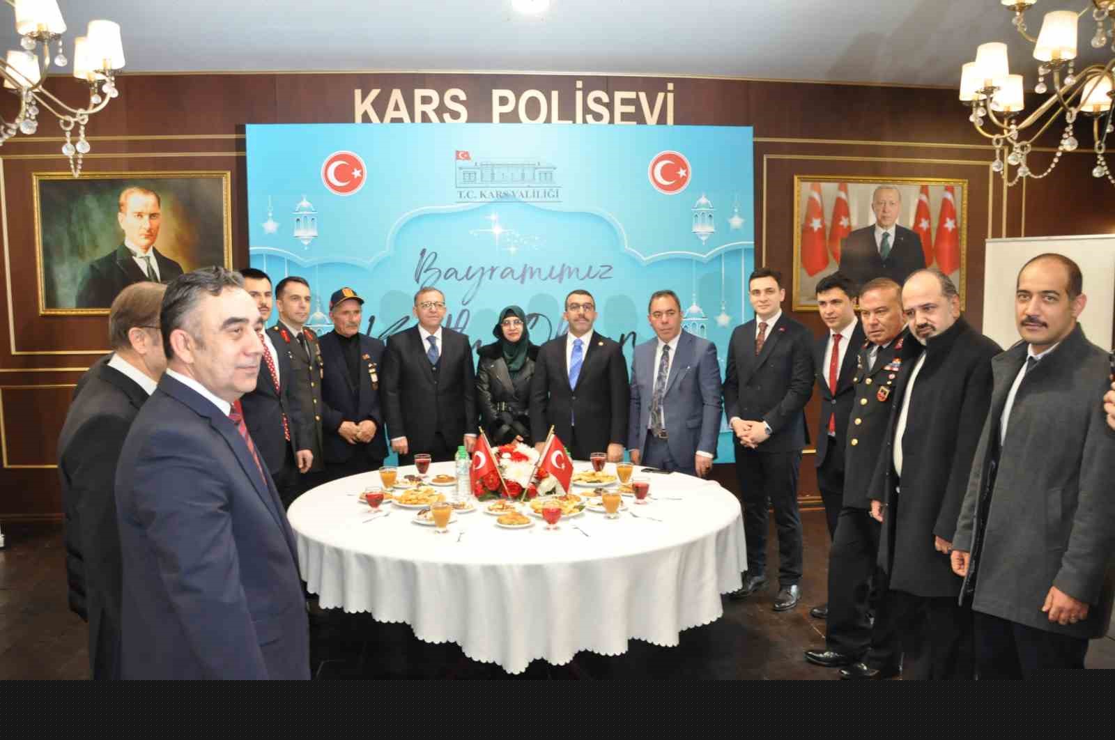 Kars’ta protokol üyeleri bayramlaştı

