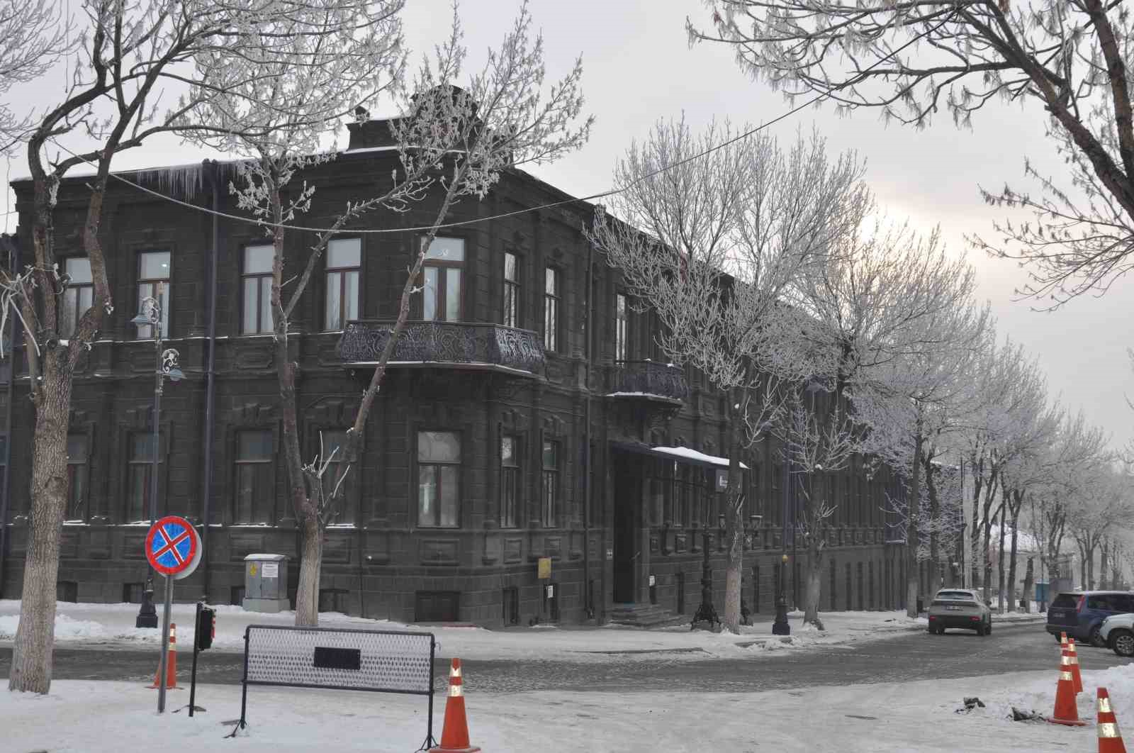 Kars’ta soğuktan ağaçlar kırağı tuttu
