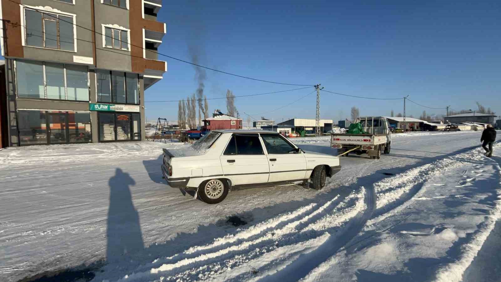 Kars’ta soğuktan hareket halinde araçlar dondu
