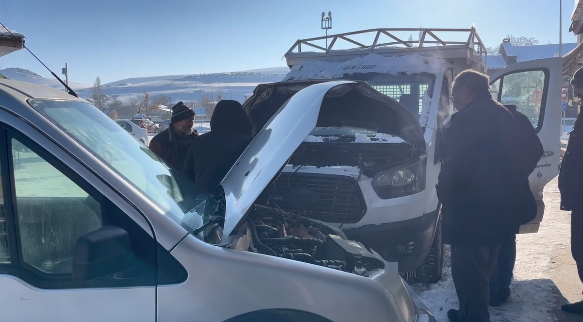 Kars’ta soğuktan hareket halinde araçlar dondu
