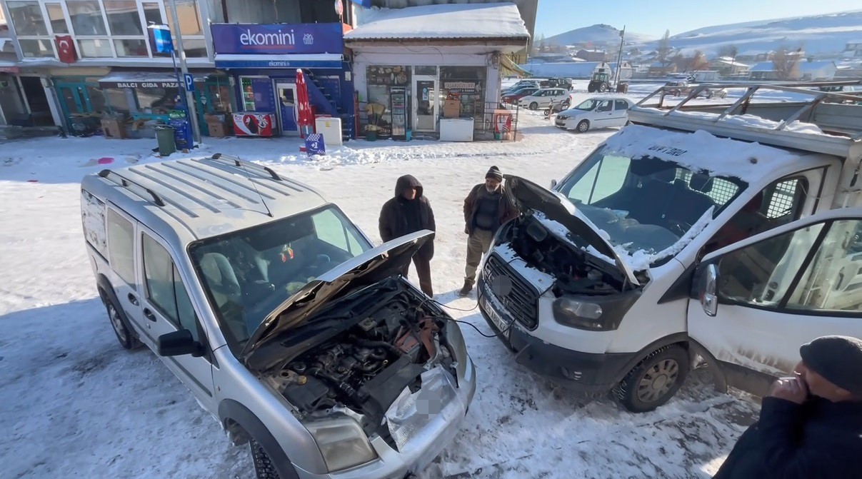 Kars’ta soğuktan hareket halinde araçlar dondu

