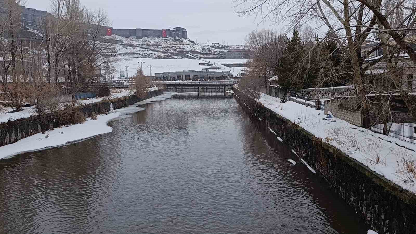 Kars’ta Şubat ayında karlar eriyor
