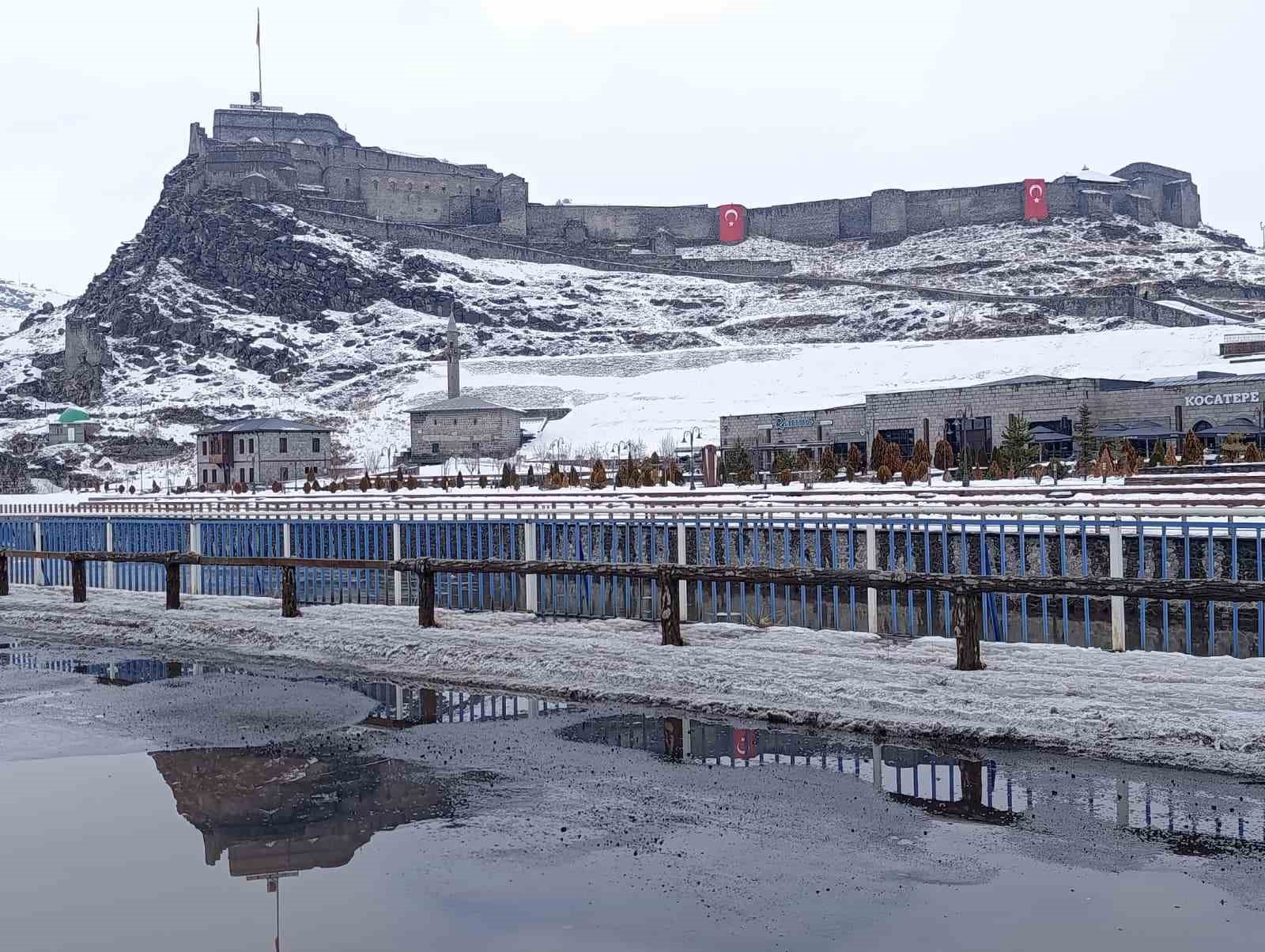 Kars’ta Şubat ayında karlar eriyor
