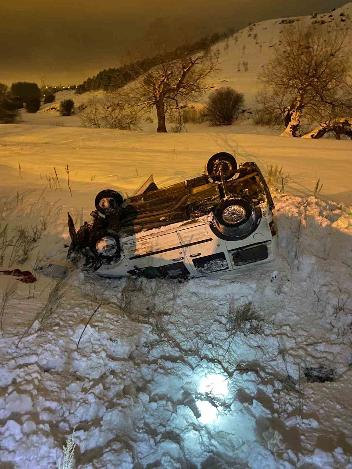 Kars’ta takla atan hafif ticari araçta can pazarı yaşandı
