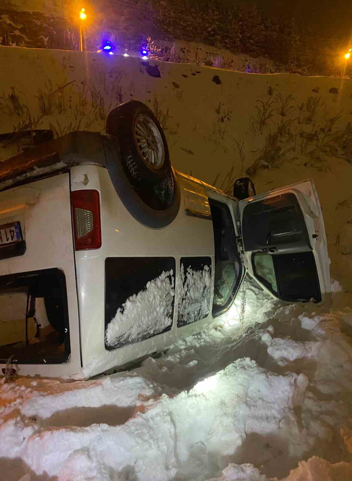 Kars’ta takla atan hafif ticari araçta can pazarı yaşandı
